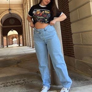 Wide leg blue jeans with trendy side buttons.
